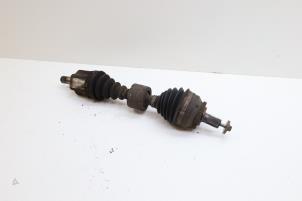Gebruikte Aandrijfas links-voor Volvo V70 (SW) 2.4 D5 20V Prijs € 75,00 Margeregeling aangeboden door Auto Demontage Elferink B.V.