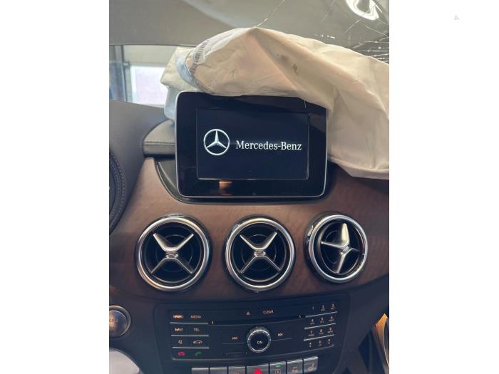 Gebruikte Display Interieur Mercedes B (W246/W242) 1.6 B-200 BlueEFFICIENCY Turbo 16V Prijs € 140,00 Margeregeling aangeboden door Auto Demontage Elferink B.V.