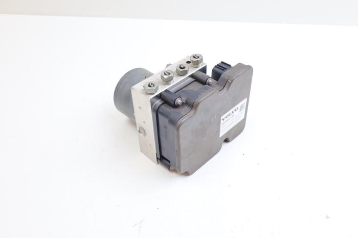 Gebruikte ABS Pomp Volvo XC40 (XZ) 2.0 T4 Geartronic 16V Prijs € 125,00 Margeregeling aangeboden door Auto Demontage Elferink B.V.