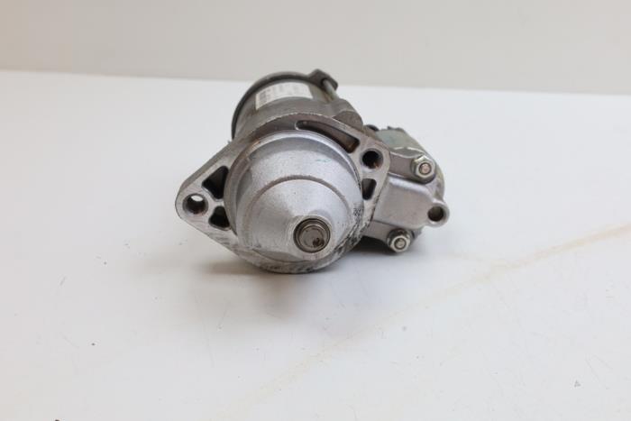 Startmotor van een Mercedes-Benz GLC (X253) 2.0 260 16V 4-Matic 2016