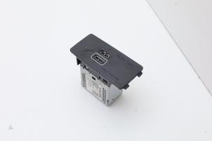 Gebruikte USB module Volvo V60 II (ZW) 2.0 D3 16V Prijs € 35,00 Margeregeling aangeboden door Auto Demontage Elferink B.V.