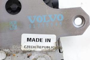 Gebruikte Achterklep Slotmechaniek Volvo V60 I (FW/GW) 2.4 D6 20V Plug-in Hybrid AWD Prijs € 65,00 Margeregeling aangeboden door Auto Demontage Elferink B.V.