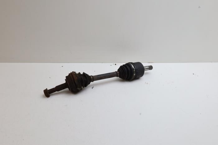 Gebruikte Aandrijfas links-voor Volvo 850 Estate 2.5i 10V Prijs € 75,00 Margeregeling aangeboden door Auto Demontage Elferink B.V.