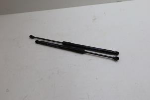 Gebruikte Gasdemper Motorkap Set Volvo S60 III (ZS) 2.0 T5 16V Prijs € 25,00 Margeregeling aangeboden door Auto Demontage Elferink B.V.