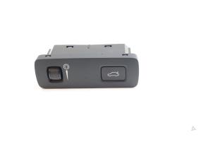 Gebruikte Cockpit dimmer Volvo S60 III (ZS) 2.0 T5 16V Prijs € 35,00 Margeregeling aangeboden door Auto Demontage Elferink B.V.