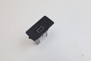 Gebruikte USB module Volvo S60 III (ZS) 2.0 T5 16V Prijs € 35,00 Margeregeling aangeboden door Auto Demontage Elferink B.V.
