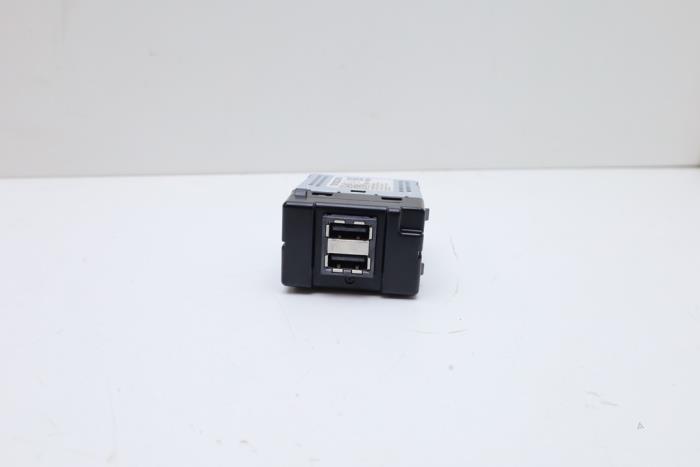 Gebruikte USB module Volvo V60 II (ZW) 2.0 T6 16V Twin Engine Prijs € 35,00 Margeregeling aangeboden door Auto Demontage Elferink B.V.
