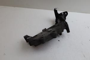 Gebruikte Dynamosteun onder Volvo XC70 (SZ) XC70 2.5 T 20V Prijs € 50,00 Margeregeling aangeboden door Auto Demontage Elferink B.V.