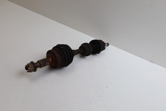 Gebruikte Aandrijfas links-voor Saab 9-5 Estate (YS3E) 2.0t 16V Prijs € 75,00 Margeregeling aangeboden door Auto Demontage Elferink B.V.