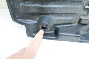 Gebruikte Bodem beschermplaat Lynk &amp; Co 01 1.5 PHEV Prijs € 40,00 Margeregeling aangeboden door Auto Demontage Elferink B.V.