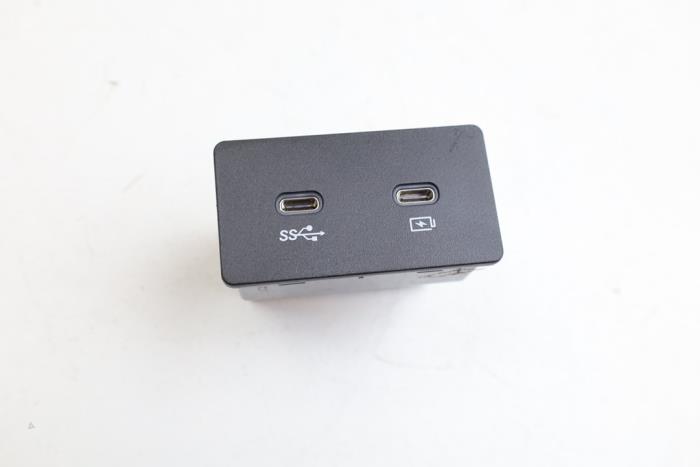 Gebruikte USB module Lynk &amp; Co 01 1.5 PHEV Prijs € 50,00 Margeregeling aangeboden door Auto Demontage Elferink B.V.