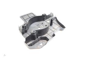 Gebruikte Bodem beschermplaat Lynk &amp; Co 01 1.5 PHEV Prijs € 25,00 Margeregeling aangeboden door Auto Demontage Elferink B.V.