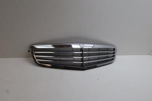 Gebruikte Grille Mercedes C (W204) 1.8 C-200K 16V Prijs € 125,00 Margeregeling aangeboden door Auto Demontage Elferink B.V.