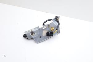 Gebruikte Ruitenwissermotor achter Saab 9-5 Estate (YS3E) 2.3t 16V Prijs € 45,00 Margeregeling aangeboden door Auto Demontage Elferink B.V.