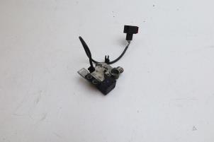Gebruikte Accu sensor Saab 9-3 II (YS3F) 2.0t 16V Prijs € 50,00 Margeregeling aangeboden door Auto Demontage Elferink B.V.