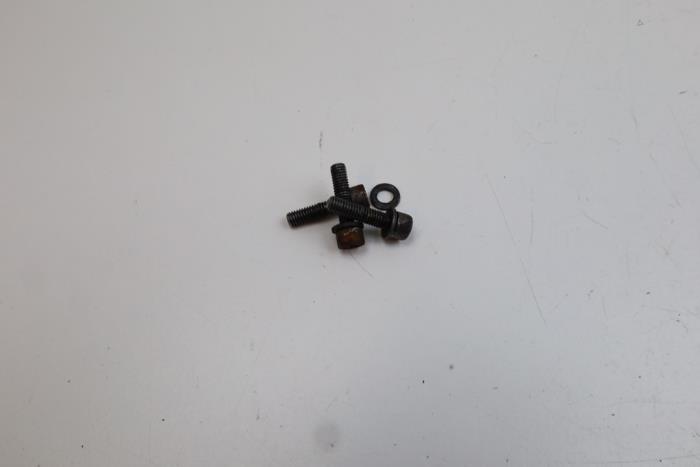 Gebruikte Bouten set Saab 900 I 2.0 Turbo 16V Prijs € 25,00 Margeregeling aangeboden door Auto Demontage Elferink B.V.