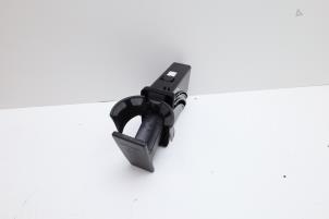 Gebruikte Bekerhouder Volvo V70 (SW) 2.4 D5 20V Prijs € 50,00 Margeregeling aangeboden door Auto Demontage Elferink B.V.