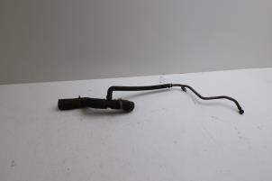 Gebruikte Radiateurslang Saab 9-3 II (YS3F) 1.8t 16V Prijs € 125,00 Margeregeling aangeboden door Auto Demontage Elferink B.V.