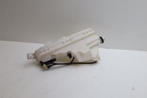 Gebruikte Ruitensproeiertank voor Volvo XC60 II (UZ) 2.0 T5 16V Prijs € 75,00 Margeregeling aangeboden door Auto Demontage Elferink B.V.