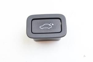 Gebruikte Schakelaar achterklep Volvo XC60 I (DZ) 2.4 D4 20V AWD Prijs € 25,00 Margeregeling aangeboden door Auto Demontage Elferink B.V.