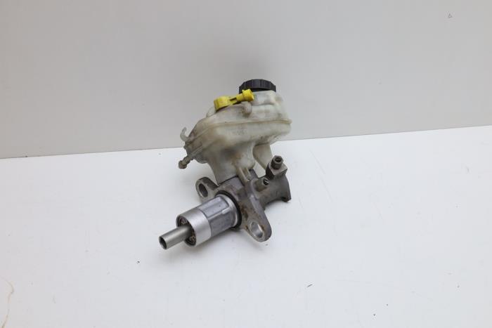 Hoofdremcilinder van een Saab 9-5 2010