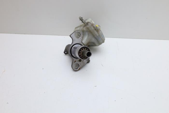 Hoofdremcilinder van een Saab 9-5 2010
