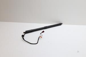 Gebruikte Kofferdekseldemper rechts-achter Volvo XC60 I (DZ) 2.4 D4 20V AWD Prijs € 125,00 Margeregeling aangeboden door Auto Demontage Elferink B.V.