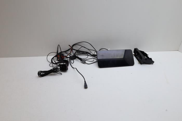 Gebruikte Display Interieur Mercedes C (W205) C-180 1.6 16V Prijs € 150,00 Margeregeling aangeboden door Auto Demontage Elferink B.V.