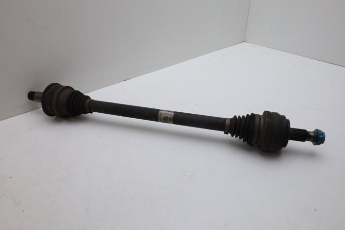 Gebruikte Aandrijfas links-achter Mercedes C (W205) C-180 1.6 16V Prijs € 100,00 Margeregeling aangeboden door Auto Demontage Elferink B.V.
