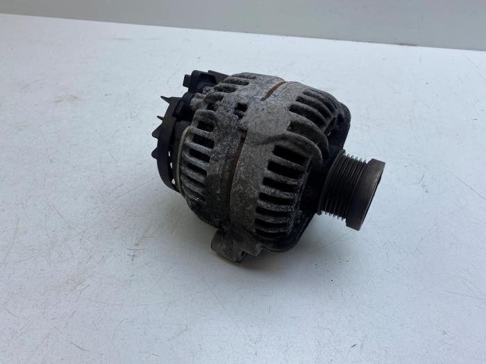 Gebruikte Dynamo Volvo V70 (SW) 2.4 D5 20V Prijs € 65,00 Margeregeling aangeboden door Auto Demontage Elferink B.V.