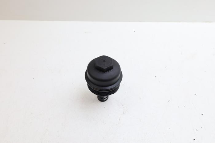Gebruikte Oliefilterhouder Volvo V70 (SW) 2.4 D5 20V Prijs € 25,00 Margeregeling aangeboden door Auto Demontage Elferink B.V.
