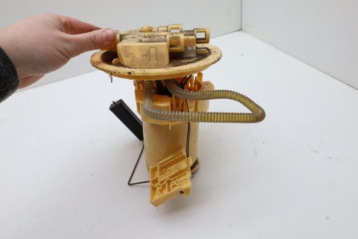 Gebruikte Tank element Pomp Saab 9-3 II (YS3F) 1.9 TiD 16V Prijs € 75,00 Margeregeling aangeboden door Auto Demontage Elferink B.V.