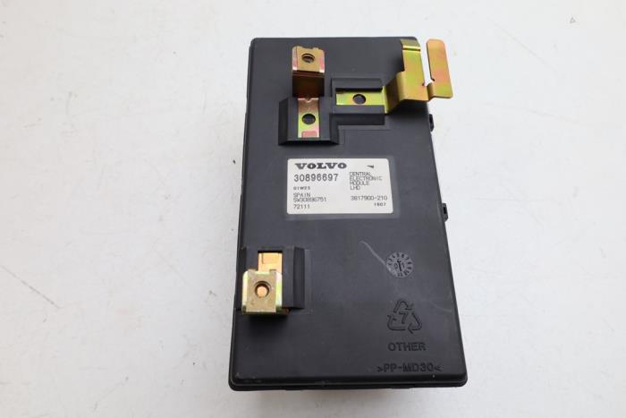 Gebruikte CEM (module) Volvo V40 (VW) 2.0 16V Turbo Prijs € 125,00 Margeregeling aangeboden door Auto Demontage Elferink B.V.