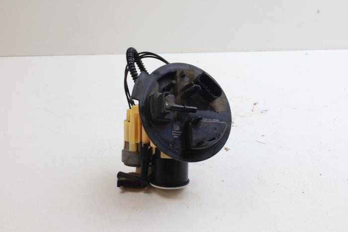 Gebruikte Tank element Pomp Mercedes C (W205) C-180 1.6 16V Prijs € 100,00 Margeregeling aangeboden door Auto Demontage Elferink B.V.