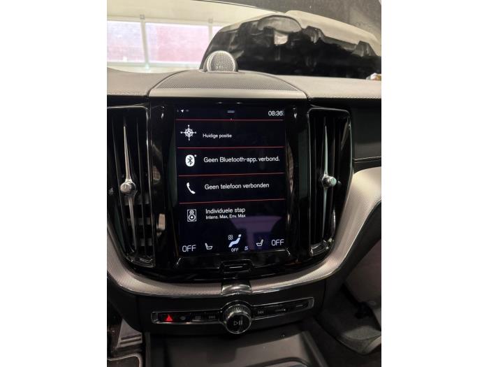 Gebruikte Display Interieur Volvo XC60 II (UZ) 2.0 T8 16V Hybrid Polestar AWD Prijs € 350,00 Margeregeling aangeboden door Auto Demontage Elferink B.V.
