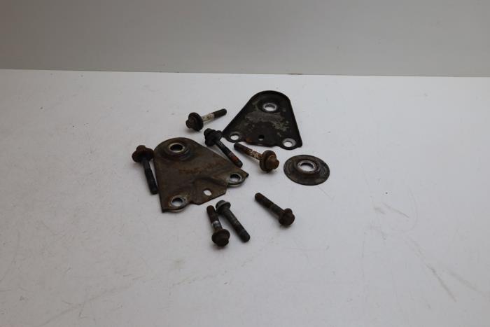 Gebruikte Bouten set Volvo XC70 (SZ) XC70 2.4 T 20V Prijs € 40,00 Margeregeling aangeboden door Auto Demontage Elferink B.V.