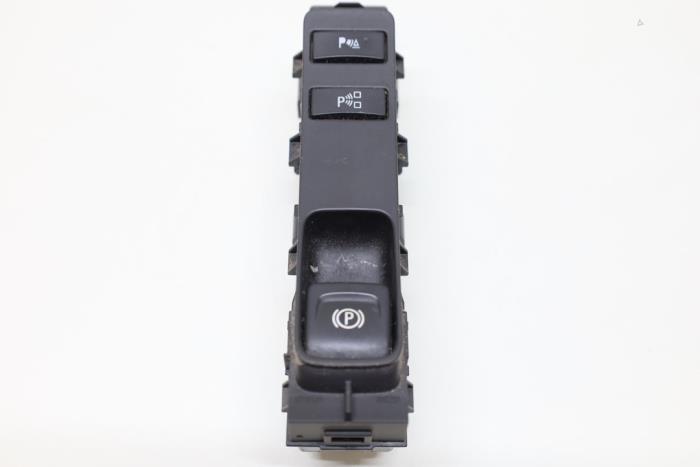 Gebruikte Handrem schakelaar Saab 9-5 (YS3G) 2.0 TiD 16V Prijs € 25,00 Margeregeling aangeboden door Auto Demontage Elferink B.V.