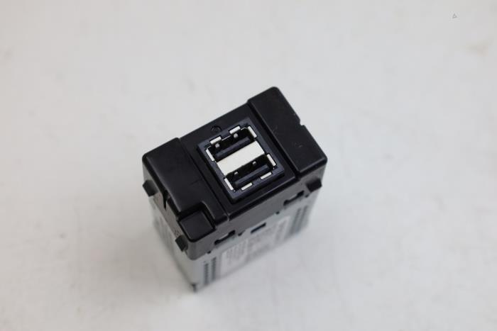 Gebruikte USB module Volvo V60 II (ZW) 2.0 T4 16V Prijs € 35,00 Margeregeling aangeboden door Auto Demontage Elferink B.V.