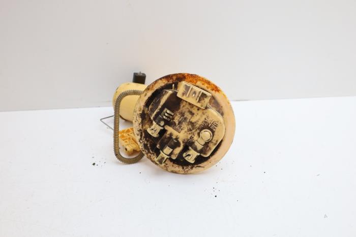 Tank element Pomp van een Saab 9-3 Sport Estate (YS3F) 1.9 TTiD 16V 2008