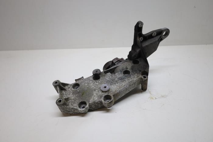 Gebruikte Dynamosteun onder Volvo XC70 (SZ) XC70 2.4 T 20V Prijs € 50,00 Margeregeling aangeboden door Auto Demontage Elferink B.V.