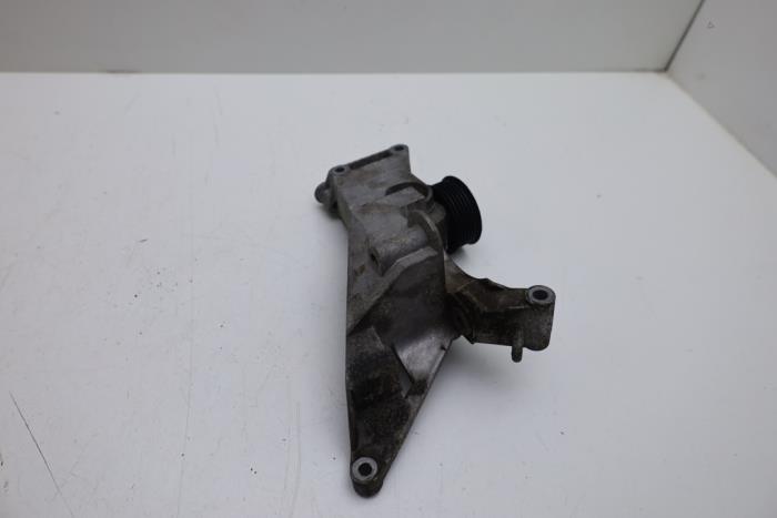 Gebruikte Dynamosteun boven Saab 9-5 (YS3E) 2.0t 16V Prijs € 45,00 Margeregeling aangeboden door Auto Demontage Elferink B.V.
