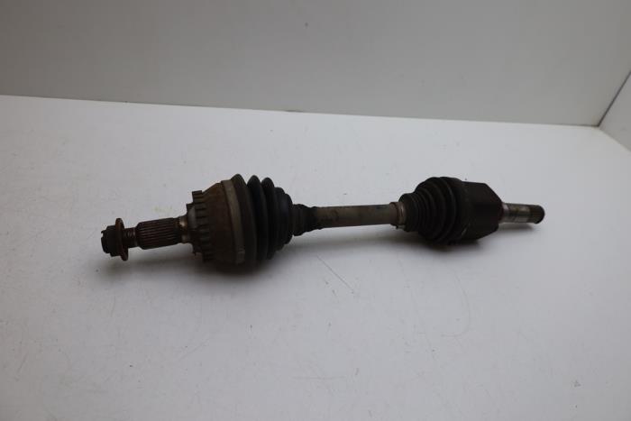 Gebruikte Aandrijfas links-voor Saab 9-5 (YS3E) 2.0t 16V Prijs € 75,00 Margeregeling aangeboden door Auto Demontage Elferink B.V.