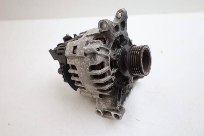 Gebruikte Dynamo Mercedes B (W245) 1.5 B-150 16V Prijs € 50,00 Margeregeling aangeboden door Auto Demontage Elferink B.V.