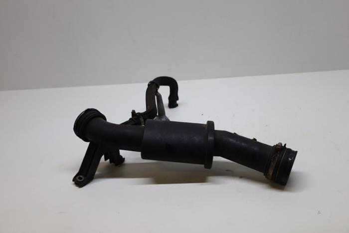 Gebruikte Intercooler Buis Mercedes C (W204) 1.8 C-200K 16V Prijs € 45,00 Margeregeling aangeboden door Auto Demontage Elferink B.V.