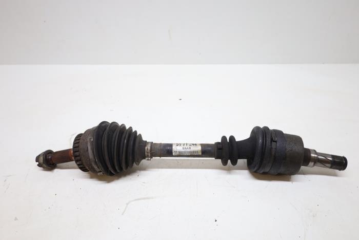 Gebruikte Aandrijfas links-voor Saab 9-3 I (YS3D) 2.0,S 16V Prijs € 50,00 Margeregeling aangeboden door Auto Demontage Elferink B.V.