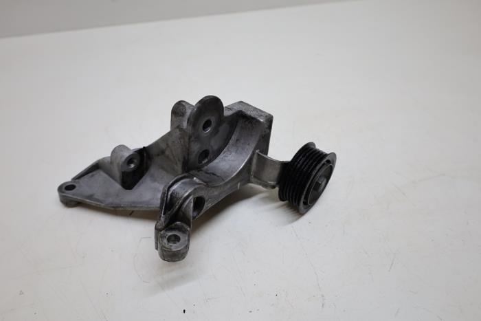 Gebruikte Dynamosteun boven Saab 9-3 I (YS3D) 2.0t 16V Ecopower Prijs € 40,00 Margeregeling aangeboden door Auto Demontage Elferink B.V.