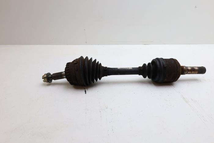 Gebruikte Aandrijfas links-voor Saab 9-5 Estate (YS3E) 2.0t 16V Prijs € 65,00 Margeregeling aangeboden door Auto Demontage Elferink B.V.