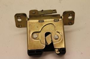 Gebruikte Slotmechaniek Achterklep Saab 900 II 2.3,S,SE,Si 16V Prijs € 25,00 Margeregeling aangeboden door Auto Demontage Elferink B.V.