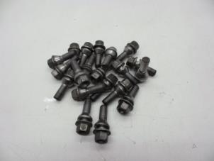 Gebruikte Bouten set Volvo XC60 I (DZ) 2.4 D3 20V Prijs € 25,00 Margeregeling aangeboden door Auto Demontage Elferink B.V.