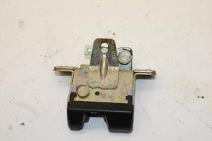 Gebruikte Slotmechaniek Achterklep Saab 900 II 2.0 i,Si 16V Prijs € 25,00 Margeregeling aangeboden door Auto Demontage Elferink B.V.